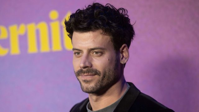 "Heated Rivalry"-Star François Arnaud posiert auf dem Roten Teppich einer Filmpremiere.