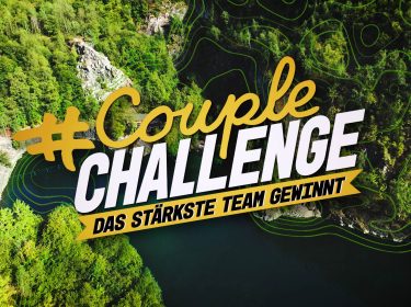 Das Bild zu Couple Challenge 2026 zeigt ein Foto eines Waldes, darüber ist prominent das Logo der Show platziert.
