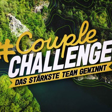 Das Bild zu Couple Challenge 2026 zeigt ein Foto eines Waldes, darüber ist prominent das Logo der Show platziert.