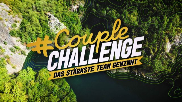 Das Bild zu Couple Challenge 2026 zeigt ein Foto eines Waldes, darüber ist prominent das Logo der Show platziert.