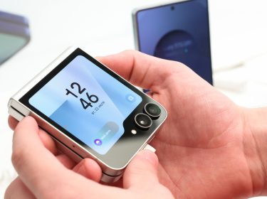 Eine Person hält das zugeklappte Galaxy Z Flip7 hoch.