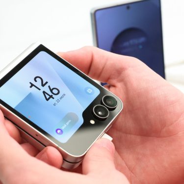 Eine Person hält das zugeklappte Galaxy Z Flip7 hoch.