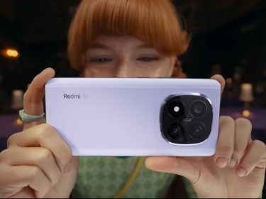 Das Xiaomi Note 14 5G in der Hand einer Frau.