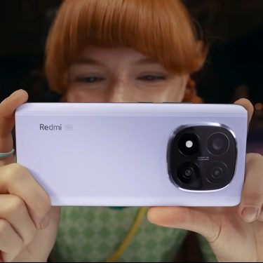 Das Xiaomi Note 14 5G in der Hand einer Frau.