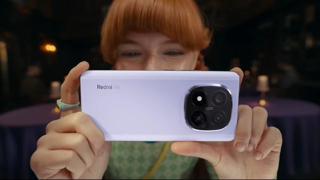 Das Xiaomi Note 14 5G in der Hand einer Frau.