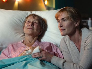 Helen Mirren als June und Kate Winslet als Julia in 