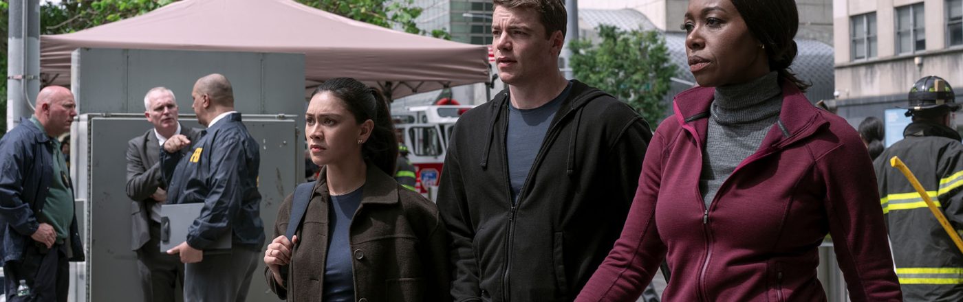 Produktionsstandbild von Luciane Buchanan, Gabriel Basso und Amanda Warren aus Folge 210 von „The Night Agent“.