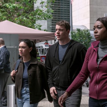 Produktionsstandbild von Luciane Buchanan, Gabriel Basso und Amanda Warren aus Folge 210 von „The Night Agent“.