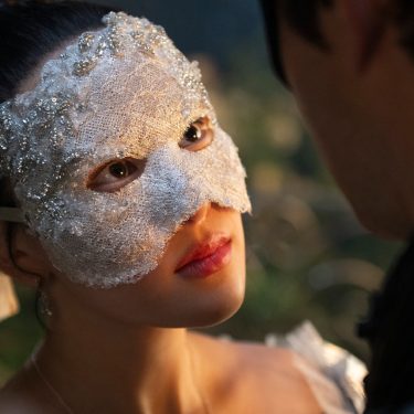 In den Streaming-Highlights im Januar 2026 ist eine Szene aus „Bridgerton“ Staffel 4 abgebildet. Yerin Ha als Sophie Baek in einer romantischen Szene. Sie trägt eine elegante, mit Perlen bestickte weiße Maske und blickt liebevoll in die Augen eines Mannes.