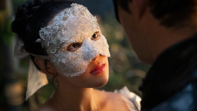 In den Streaming-Highlights im Januar 2026 ist eine Szene aus „Bridgerton“ Staffel 4 abgebildet. Yerin Ha als Sophie Baek in einer romantischen Szene. Sie trägt eine elegante, mit Perlen bestickte weiße Maske und blickt liebevoll in die Augen eines Mannes.