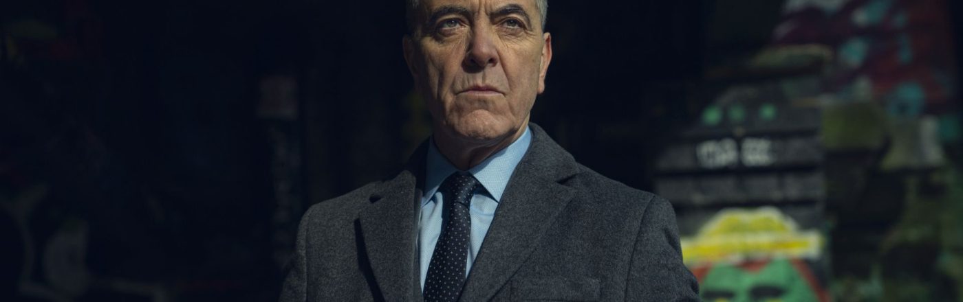 James Nesbitt schaut in einer Szene von 