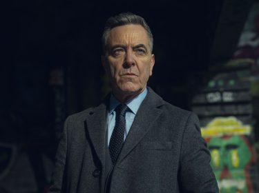 James Nesbitt schaut in einer Szene von 
