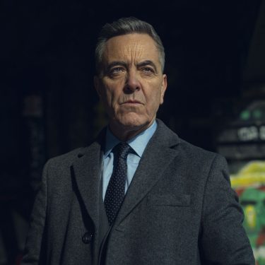 James Nesbitt schaut in einer Szene von 