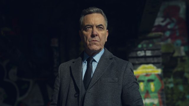 James Nesbitt schaut in einer Szene von "Suche mich nicht" in die Ferne.