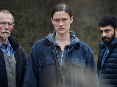 Peter Gantman als Elis, Krista Kostonen als Dani und Mohammed Nour Oklah als Malik in der Netflix-Miniserie 