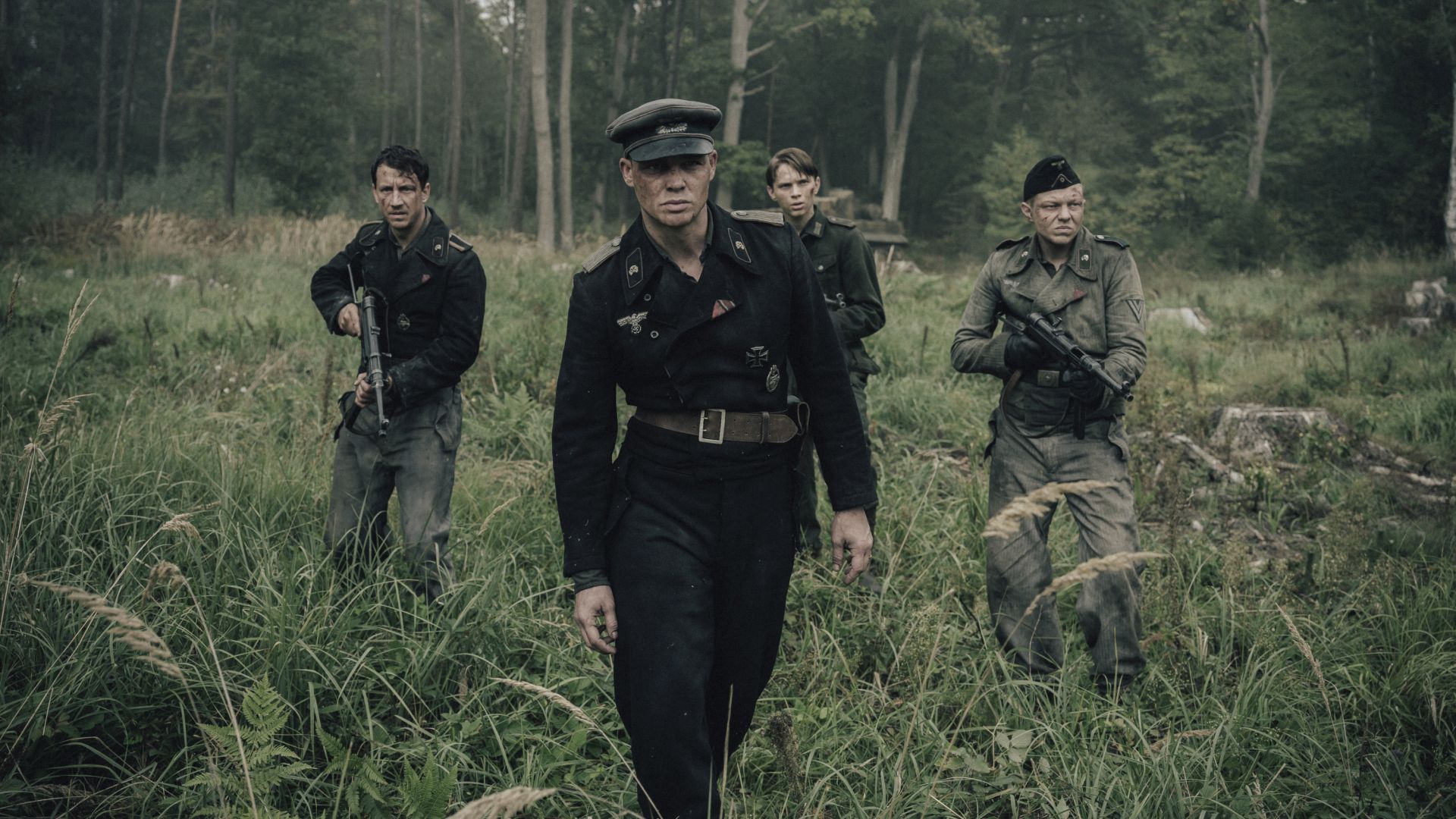 Eine Gruppe junger Wehrmachtssoldaten ist auf Patrouille in "Der Tiger".