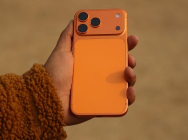 Mann hält mit seiner Hand das iPhone 17 Pro Max in die Kamera.