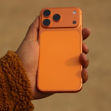 Mann hält mit seiner Hand das iPhone 17 Pro Max in die Kamera.