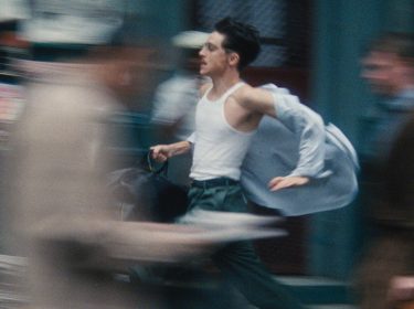 Timothée Chalamet rennt in einer Szene von 