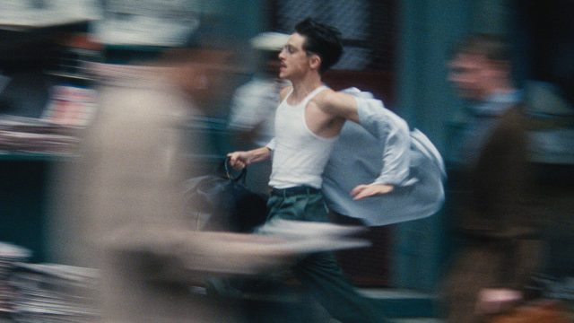 Timothée Chalamet rennt in einer Szene von "Marty Supreme" durch die Stadt.