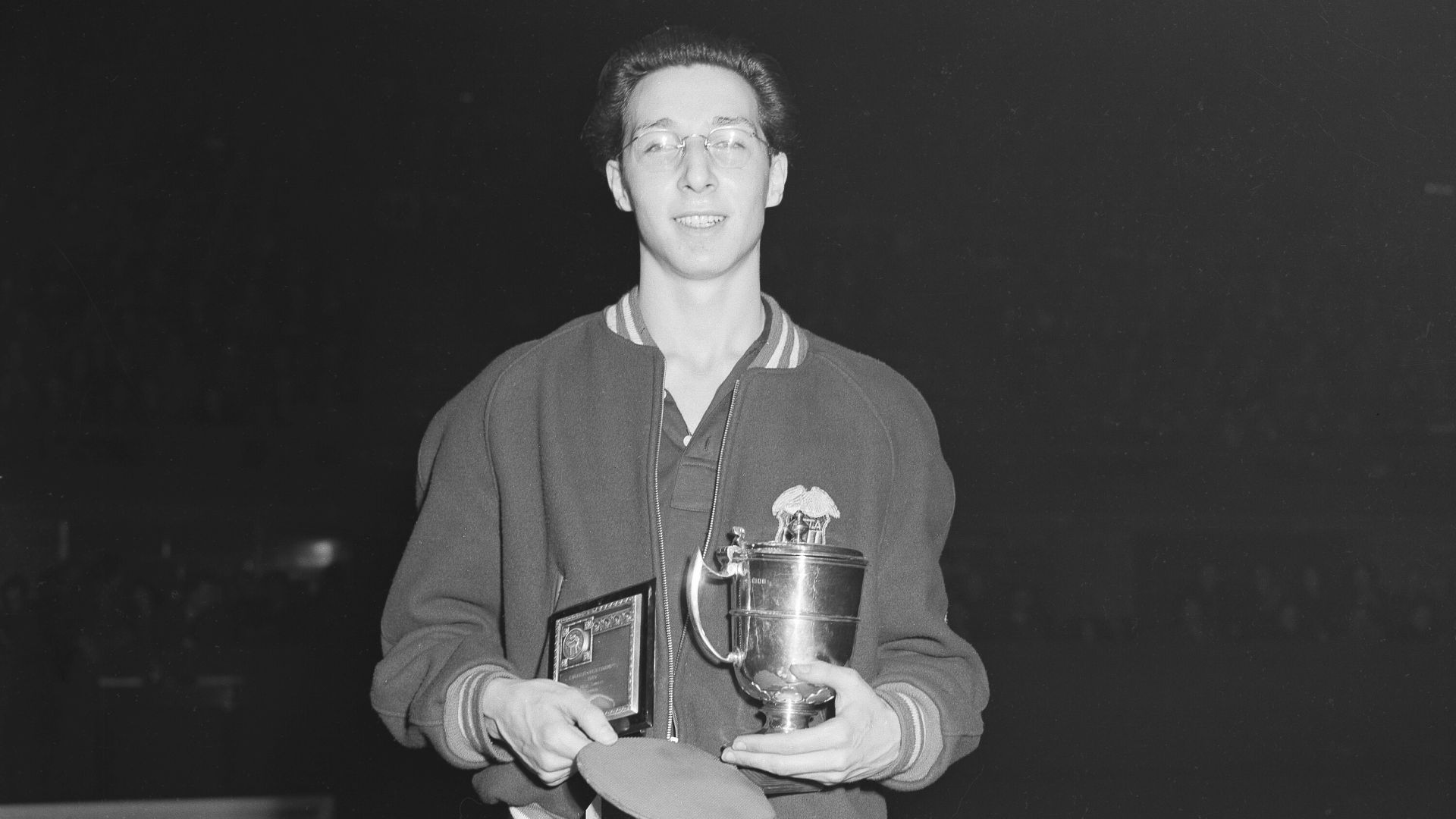 Martin Reisman posiert 1949 mit einem Pokal in Wembley, England.