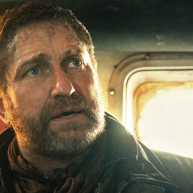 Gerard Butler in Greenland 2: Ein Mann blickt verzweifelt in einer Fahrzeugkabine bei grellem Licht.