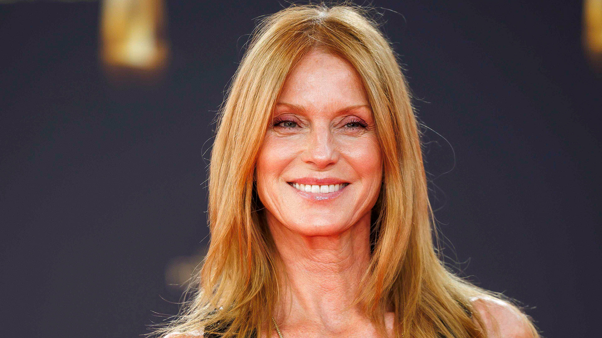 Auf dem Bild in dem Artikel zu Let's Dance 2026 ist Esther Schweins vor dunklem Hintergrund zu sehen.