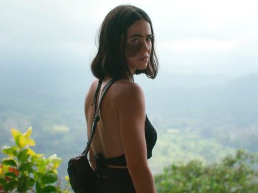 Cassandra Naud schaut in einer Szene von 