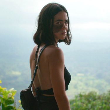 Cassandra Naud schaut in einer Szene von 