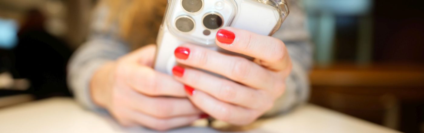 Zwei Hände halten ein iPhone.