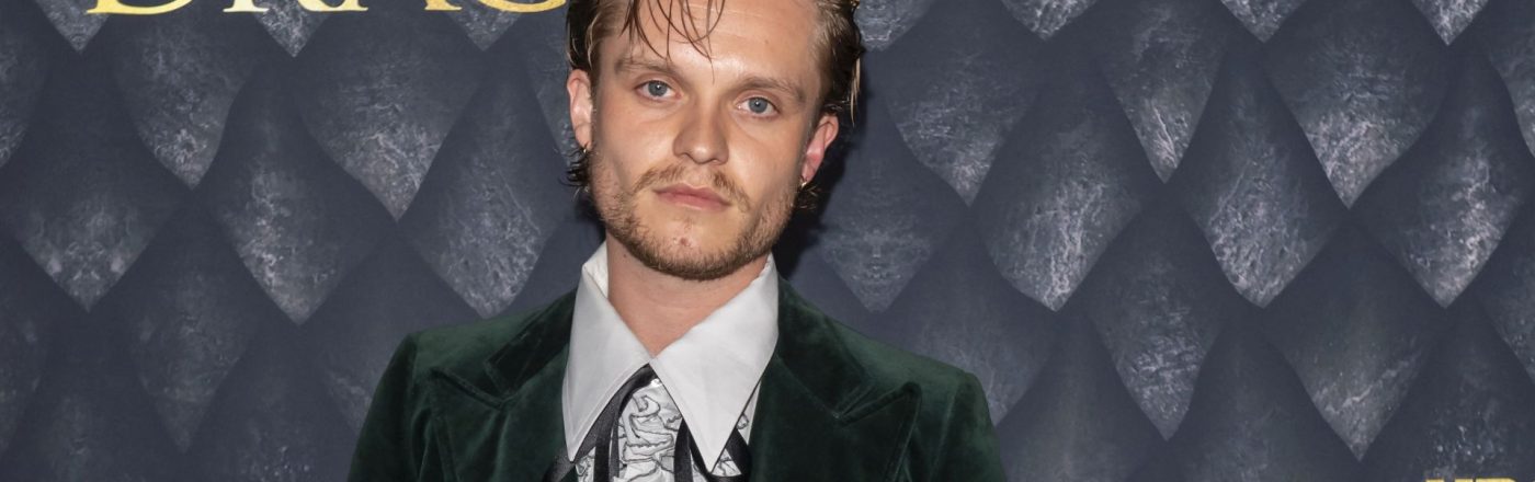 Tom Glynn-Carney posiert bei der Premiere von Staffel 2 von 