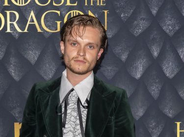 Tom Glynn-Carney posiert bei der Premiere von Staffel 2 von 