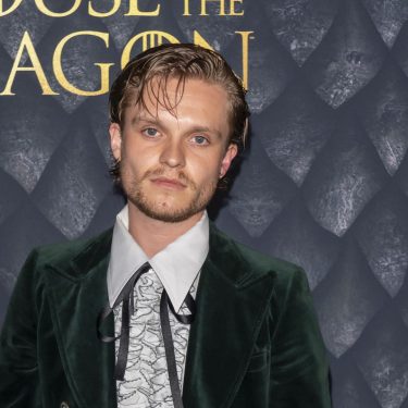 Tom Glynn-Carney posiert bei der Premiere von Staffel 2 von 
