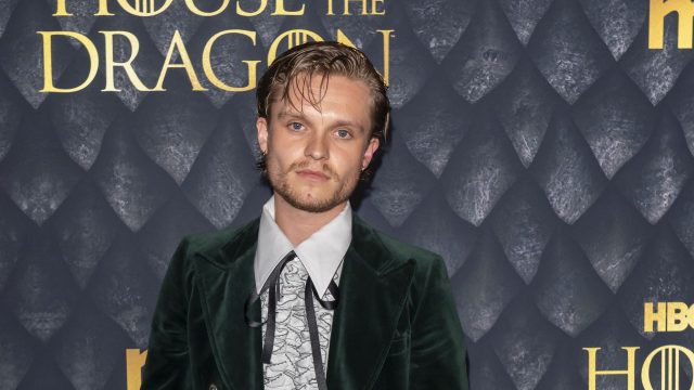 Tom Glynn-Carney posiert bei der Premiere von Staffel 2 von "House of the Dragon" auf dem Roten Teppich.