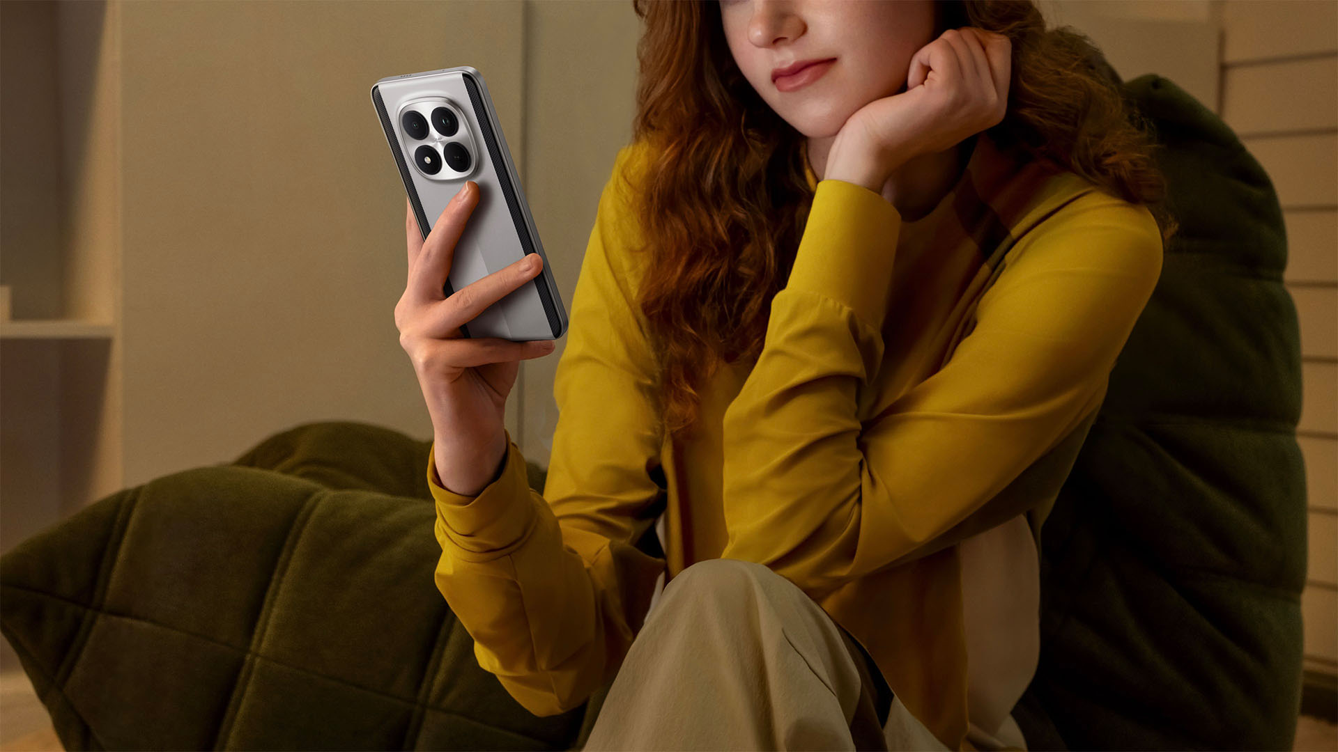 Eine Frau hält das Xiaomi POCO M8 Pro 5G in der Hand.