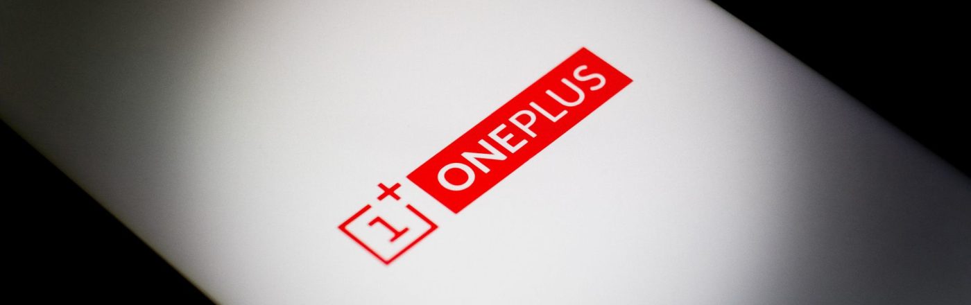 Das OnePlus-Logo ist auf einem Smartphone-Bildschirm zu sehen.