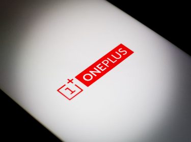 Das OnePlus-Logo ist auf einem Smartphone-Bildschirm zu sehen.