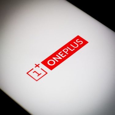 Das OnePlus-Logo ist auf einem Smartphone-Bildschirm zu sehen.