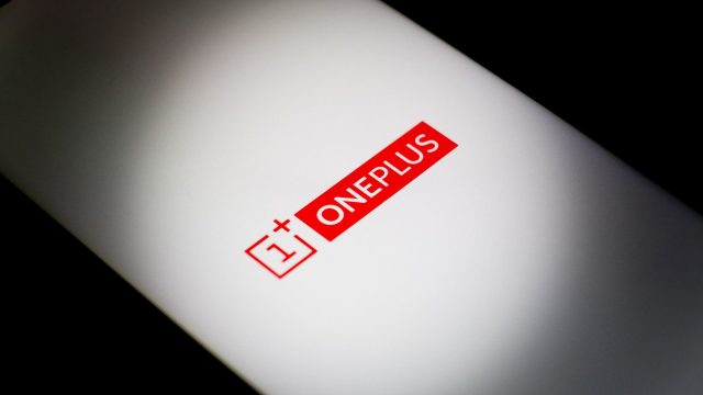 Das OnePlus-Logo ist auf einem Smartphone-Bildschirm zu sehen.