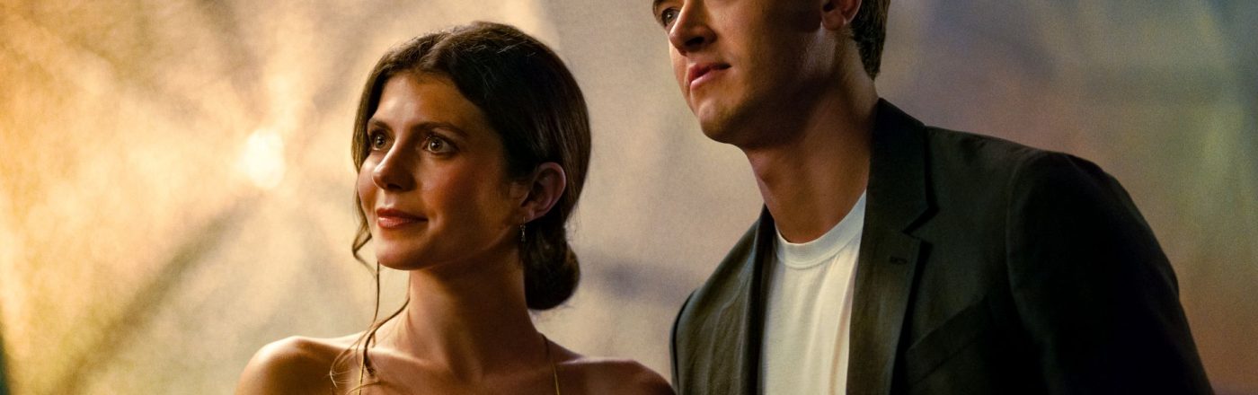 Emily Bader als Poppy und Tom Blyth als Alex in 