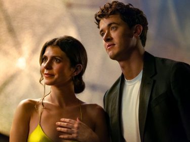 Emily Bader als Poppy und Tom Blyth als Alex in 