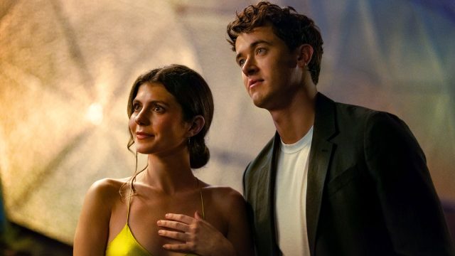 Emily Bader als Poppy und Tom Blyth als Alex in "People We Meet on Vacation"