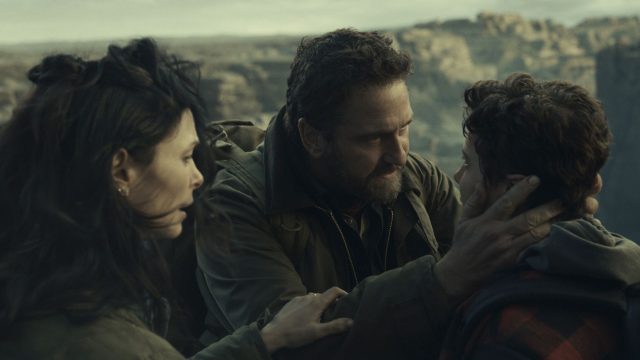 Morena Baccarin, Gerard Butler und Roman Griffin Davis in einer Szene von "Greenland 2".