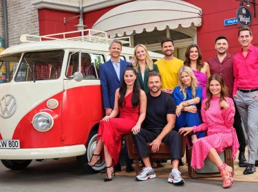 Gruppenbild der Unter uns-Besetzung. Vorne v.l.: Valea Scalabrino, Ben Heinrich, Miriam Lahnstein, Tabea Heynig; Hinten v.l.: Jens Hajek, Carina Koller, Milos Vukovic, Sharon Berlinghoff, Lars Steinhöfel, Timothy Boldt Vordere Reihe v.l.: Valea Scalabrino („Sina Hirschberger”), Ben Heinrich („Bambi Hirschberger“), Miriam Lahnstein („Patrizia Neumann-Goldberg“), Tabea Heynig („Britta Schönfeld-Küpper“); Hintere Reihe v.l.: Jens Hajek („Benedikt Huber“), Carina Koller („Cecilia Weigel“), Milos Vukovic („Paco Weigel“), Sharon Berlinghoff („Vivien Lassner”), Lars Steinhöfel („Easy Winter”), Timothy Boldt („Ringo Huber”)