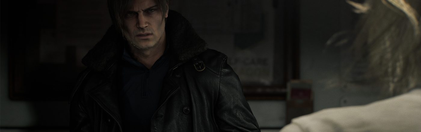 Leon S. Kennedy steht als einer der Resident Evil Requiem Charaktere in einem düsteren Raum. Er trägt eine schwarze Lederjacke mit Fellkragen und blickt ernst und konzentriert nach vorn. Im Vordergrund ist unscharf die Rückansicht einer weiteren Figur zu sehen, was auf eine Konfrontation oder wichtige Unterhaltung hindeutet.
