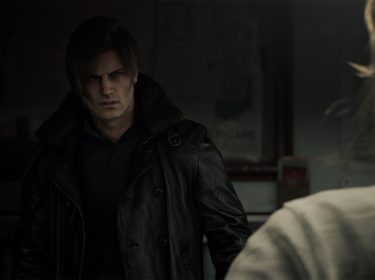 Leon S. Kennedy steht als einer der Resident Evil Requiem Charaktere in einem düsteren Raum. Er trägt eine schwarze Lederjacke mit Fellkragen und blickt ernst und konzentriert nach vorn. Im Vordergrund ist unscharf die Rückansicht einer weiteren Figur zu sehen, was auf eine Konfrontation oder wichtige Unterhaltung hindeutet.