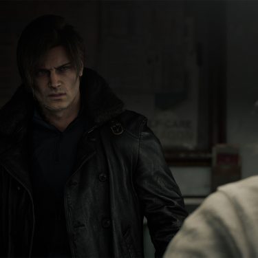 Leon S. Kennedy steht als einer der Resident Evil Requiem Charaktere in einem düsteren Raum. Er trägt eine schwarze Lederjacke mit Fellkragen und blickt ernst und konzentriert nach vorn. Im Vordergrund ist unscharf die Rückansicht einer weiteren Figur zu sehen, was auf eine Konfrontation oder wichtige Unterhaltung hindeutet.
