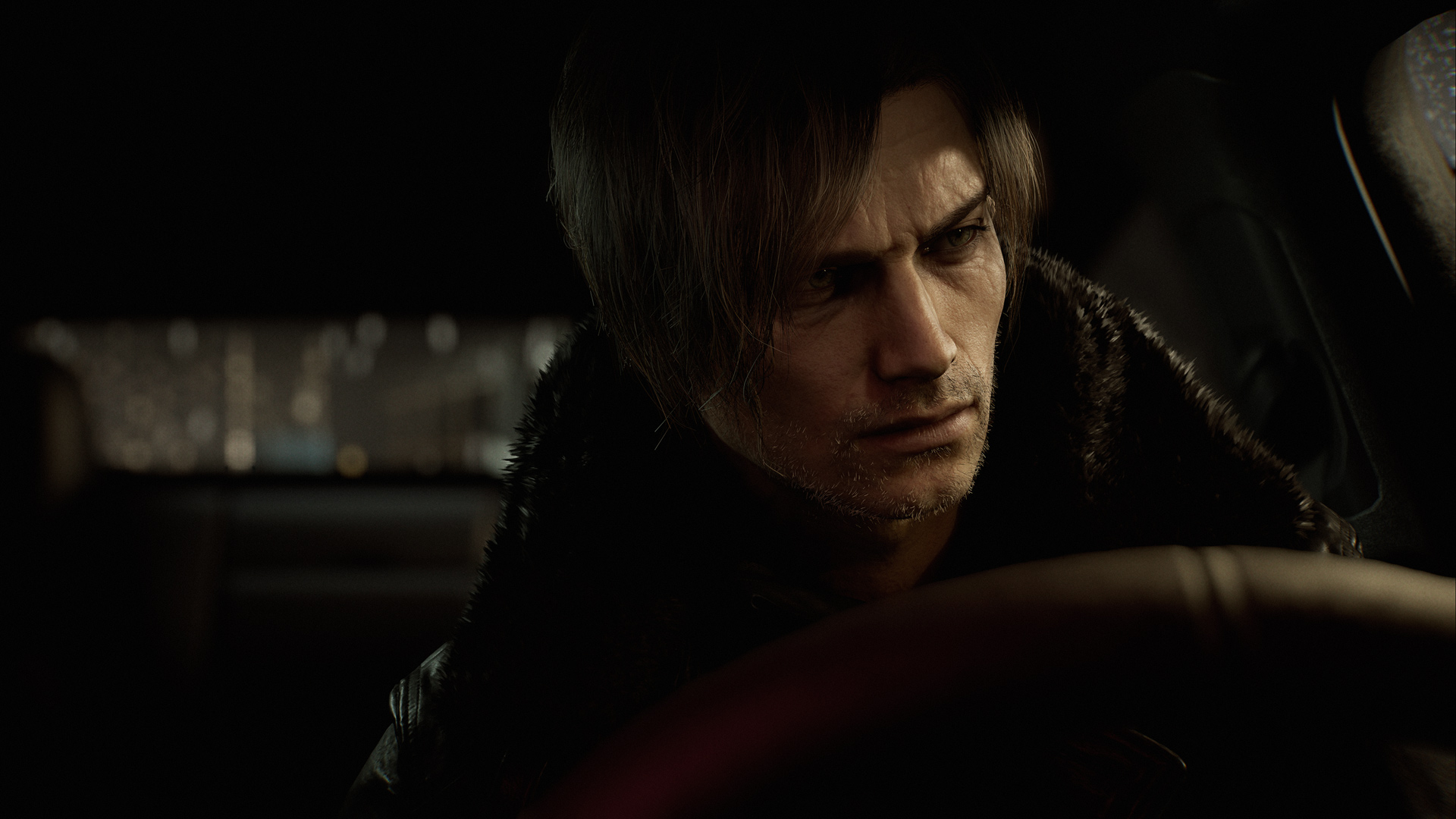 Leon S. Kennedy ist auf diesem Bild als einer der Resident Evil Requiem Charaktere zu sehen. Er sitzt in einem dunklen Auto, trägt eine schwarze Lederjacke mit Fellkragen und schaut mit ernster Miene zur Seite. Die Szene ist in dunklen Tönen gehalten und vermittelt eine angespannte, düstere Atmosphäre – typisch für die Resident-Evil-Reihe.