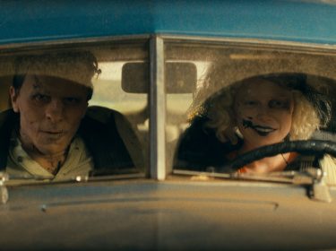 Christian Bale und Jessie Buckley in einer Szene vom Film The Bride!