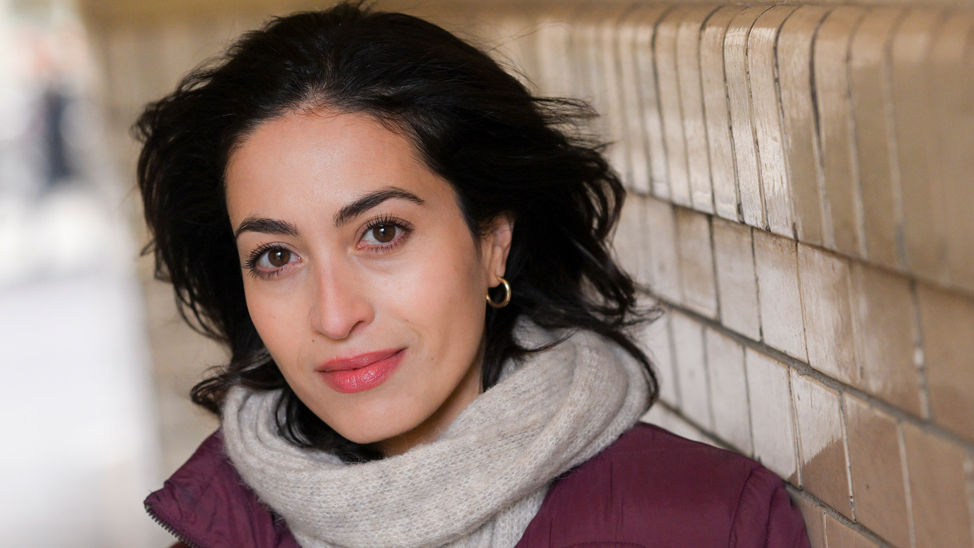 Schauspielerin Sabrina Amali spielt Dr. Nina Haddad in „Die Notärztin“.